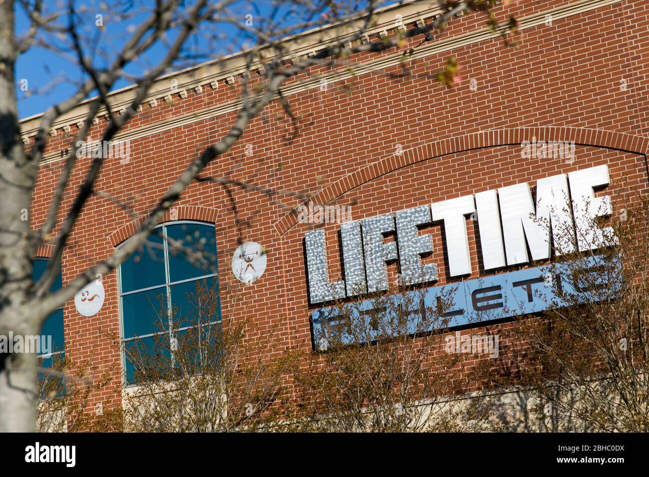 Ein Logo-Schild vor einem Life Time Athletic Fitness-Center in Columbia, Maryland am 22. April 2020. Stockfoto