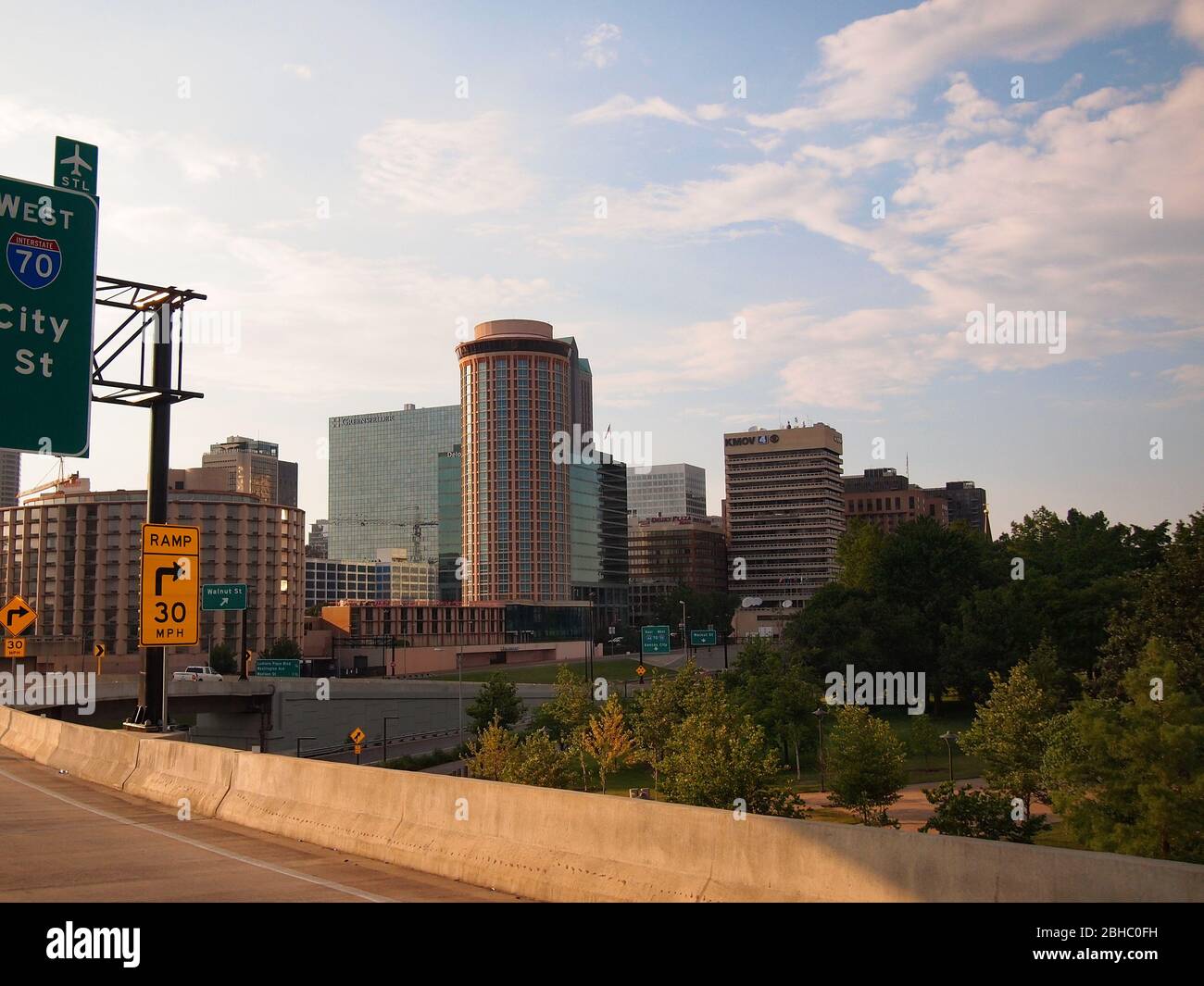 ST. LOUIS, MISSOURI - 9. JULI 2018: Verlassen Sie den Highway von einer Rampe, fahren Sie in die Innenstadt an einem Sommerabend. Stockfoto