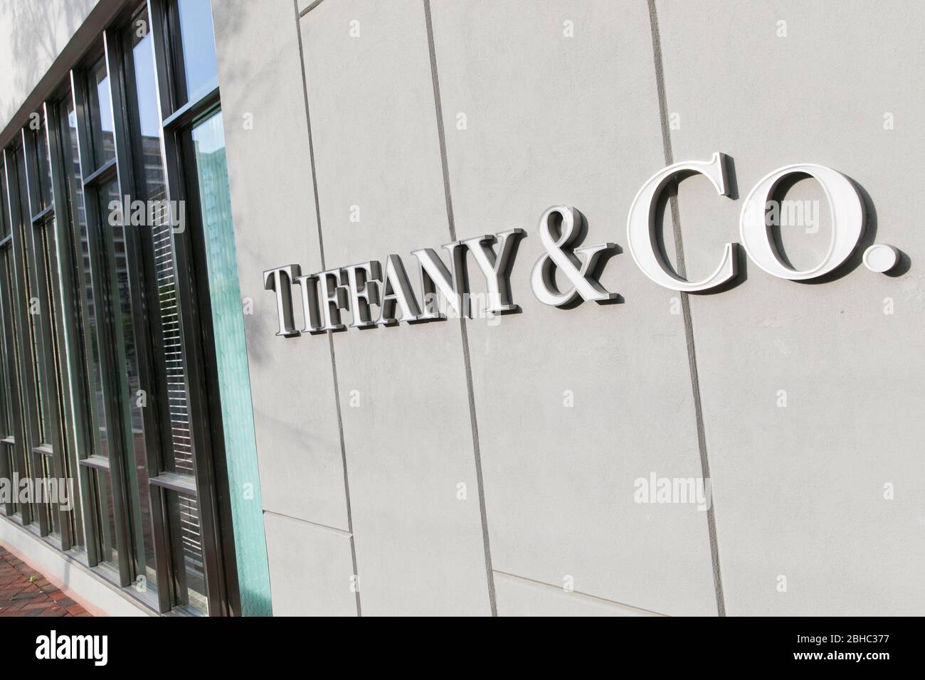 Ein Logo-Schild vor einem Tiffany & Co., Einzelhandelsgeschäft in Washington, D.C., am 22. April 2020. Stockfoto
