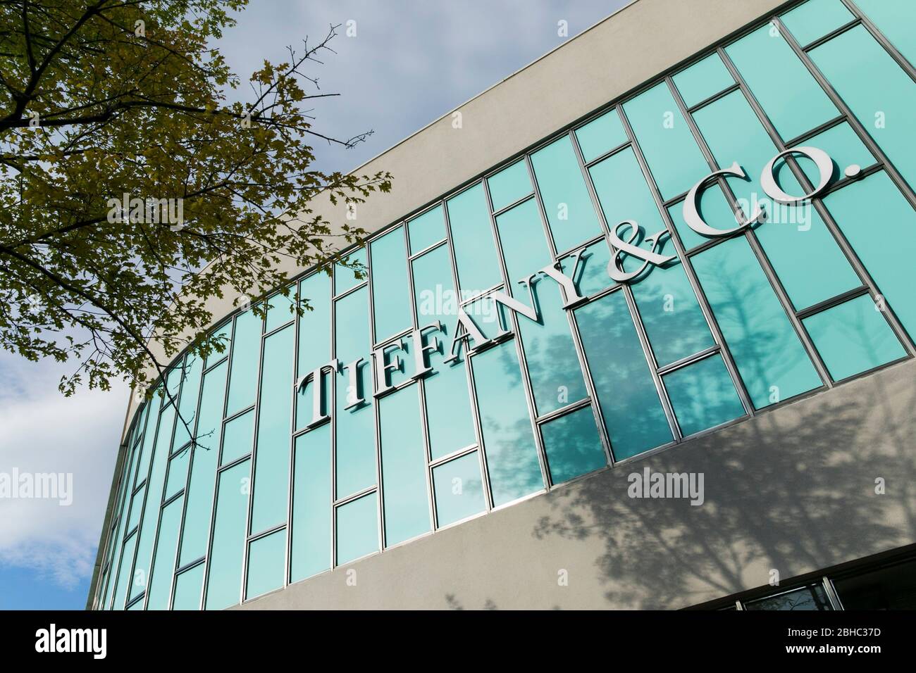 Ein Logo-Schild vor einem Tiffany & Co., Einzelhandelsgeschäft in Washington, D.C., am 22. April 2020. Stockfoto