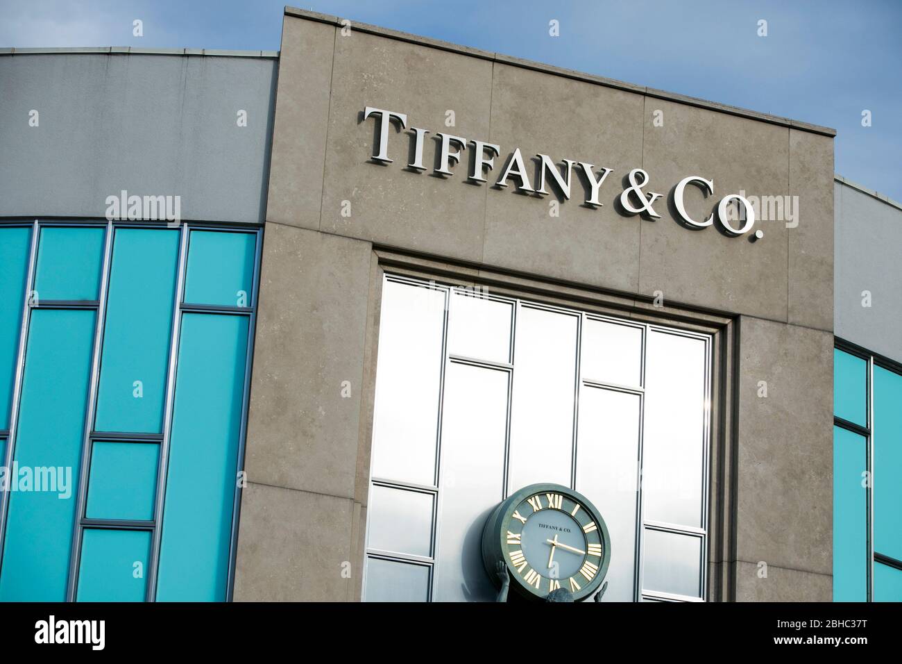Ein Logo-Schild vor einem Tiffany & Co., Einzelhandelsgeschäft in Washington, D.C., am 22. April 2020. Stockfoto