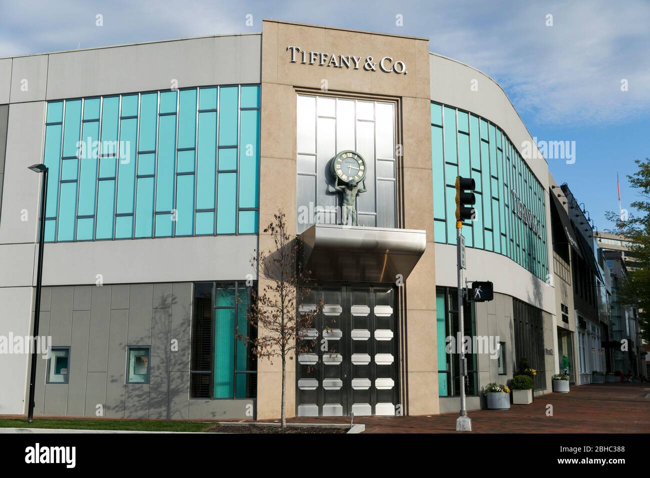 Ein Logo-Schild vor einem Tiffany & Co., Einzelhandelsgeschäft in Washington, D.C., am 22. April 2020. Stockfoto