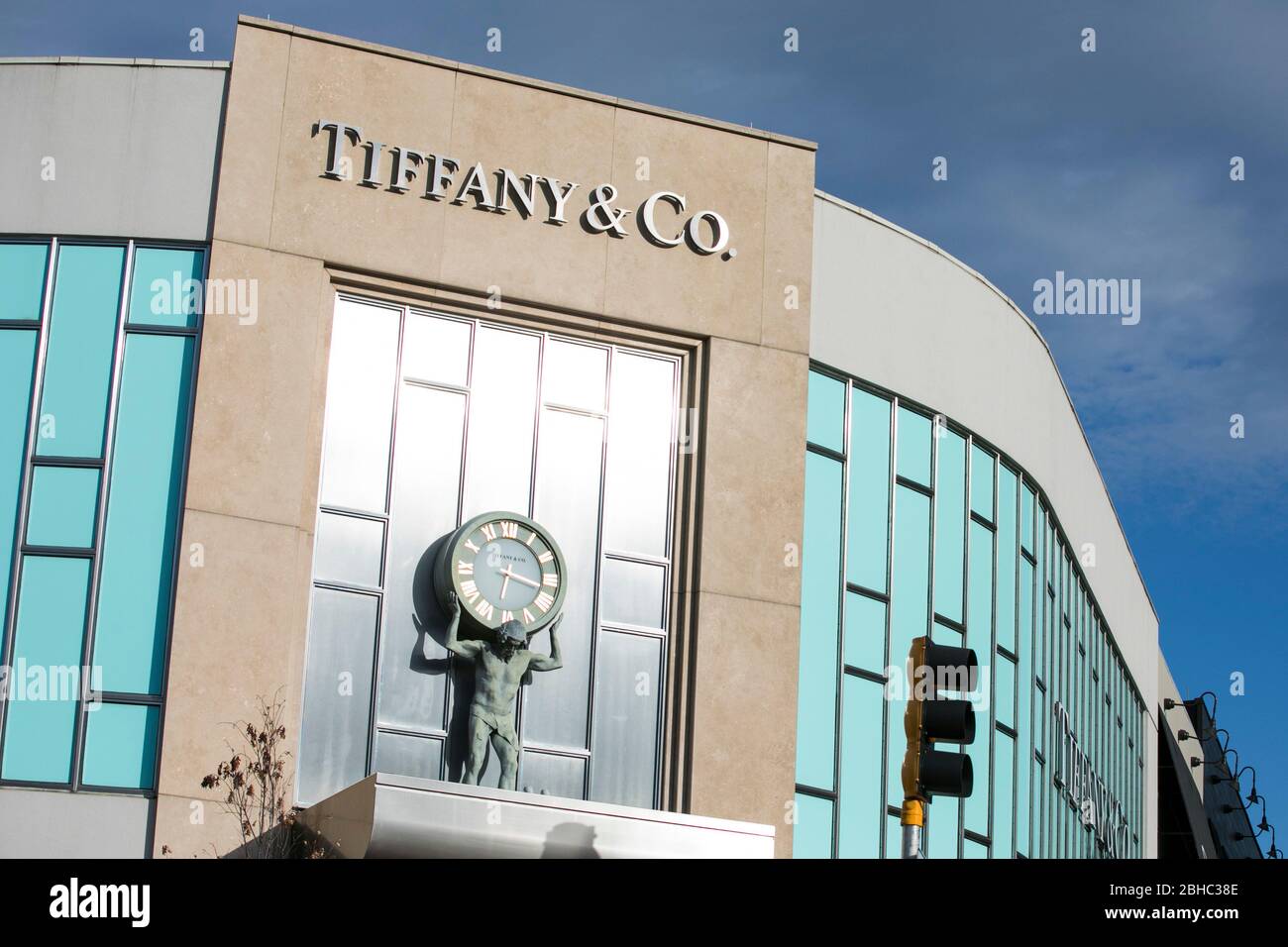 Ein Logo-Schild vor einem Tiffany & Co., Einzelhandelsgeschäft in Washington, D.C., am 22. April 2020. Stockfoto