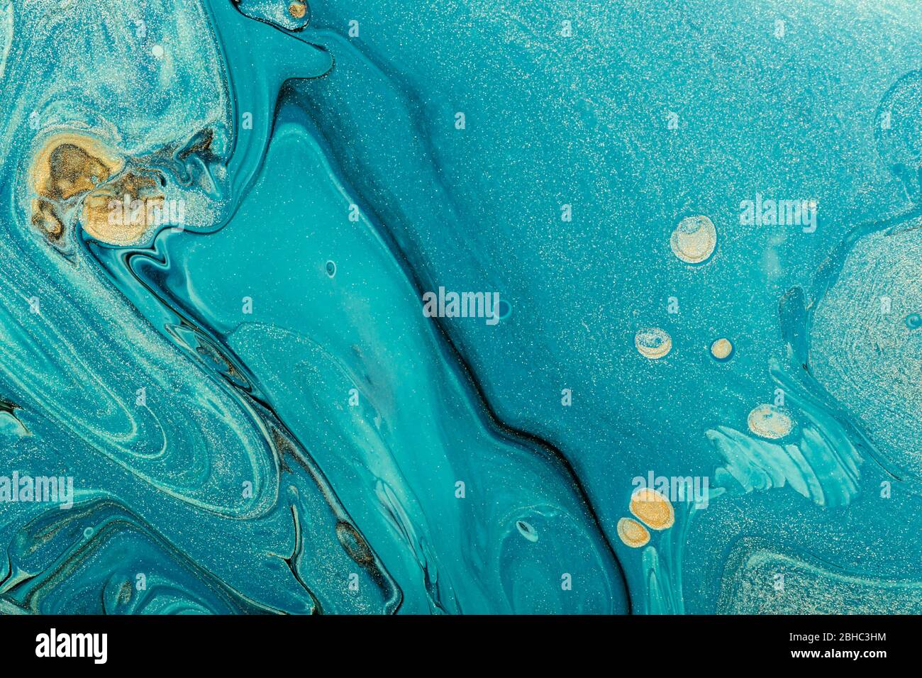 Schöne blaue Wellen mit schwarzen Adern und Goldpartikeln. Fluid Art. Abstrakter Marmorhintergrund oder Textur. Stockfoto