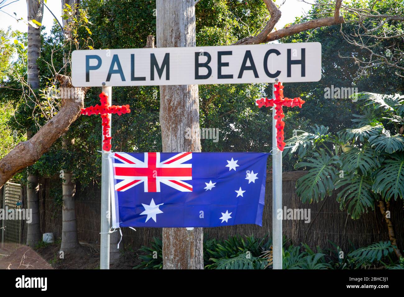 Palm Beach Sydney, Australien. COVID-19 Beschränkungen haben australische Gemeinschaften daran gehindert, typische Märsche und Paraden zu veranstalten, um an jene Australier und Neuseeländer zu erinnern, die ihr Leben in der Schlacht hingaben. In Palm Beach und in Sydney haben die Gemeinden Straßenschilder und ihre Häuser in Respekt dekoriert. Credit Martin Berry/Alamy Live News Stockfoto