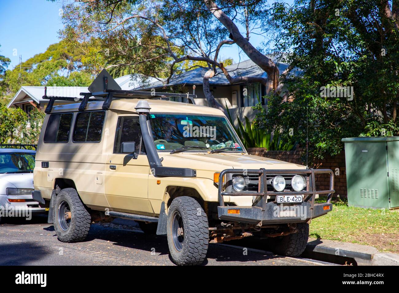 Robuste Toyota landcruiser Troopcarrier für Überlandungen in Sydney,  Australien geparkt Stockfotografie - Alamy