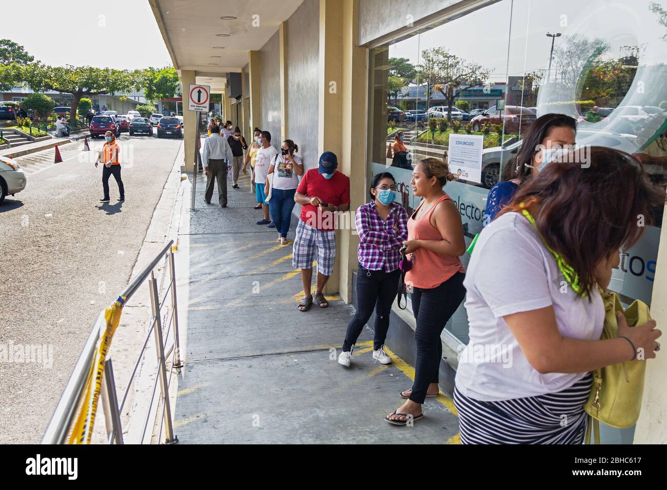 1. April 2020 - während der etablierten Quarantäne standen mehrere Personen an, um in der Hauptstadt El Salvador einen Supermarkt zu betreten. Stockfoto 1. April 2020 - während der etablierten Quarantäne standen mehrere Personen an, um in der Hauptstadt El Salvador einen Supermarkt zu betreten. Stockfoto