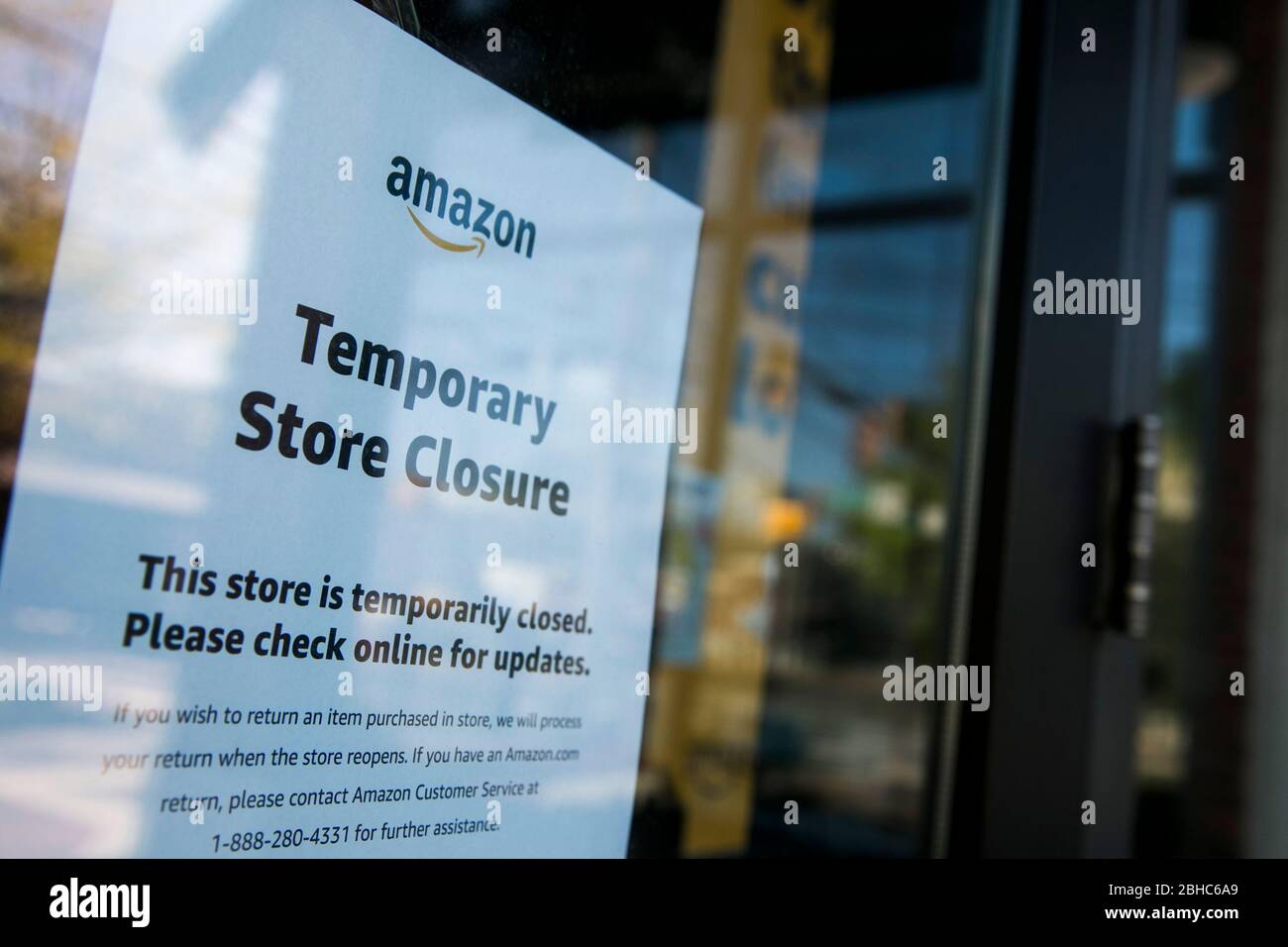 Ein Schild informiert Kunden ein Amazon Books Einzelhandelsgeschäft ist in Bethesda, Maryland am 22. April 2020 geschlossen. Stockfoto