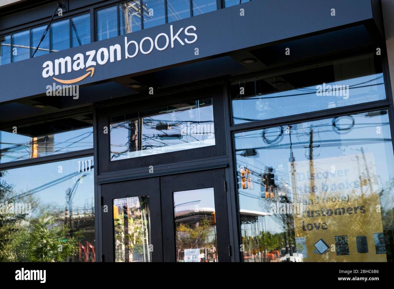 Ein Logo-Schild außerhalb eines Amazon Books Einzelhandelsgeschäft Standort in Bethesda, Maryland am 22. April 2020. Stockfoto