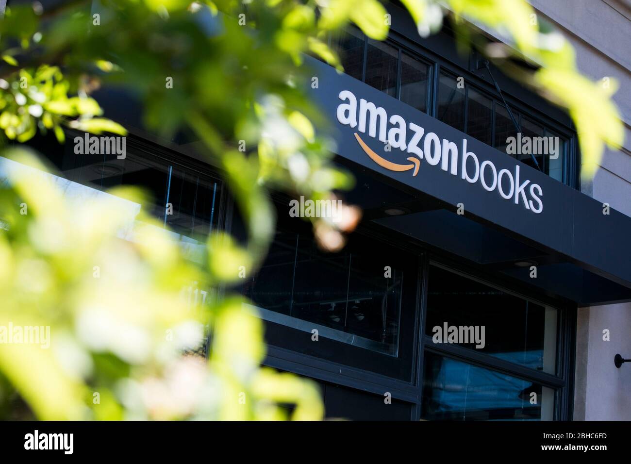 Ein Logo-Schild außerhalb eines Amazon Books Einzelhandelsgeschäft Standort in Bethesda, Maryland am 22. April 2020. Stockfoto
