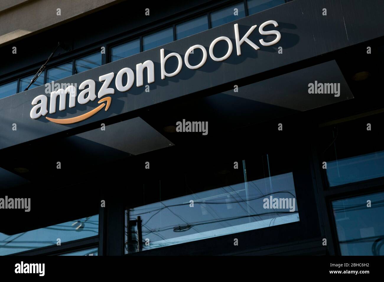 Ein Logo-Schild außerhalb eines Amazon Books Einzelhandelsgeschäft Standort in Bethesda, Maryland am 22. April 2020. Stockfoto