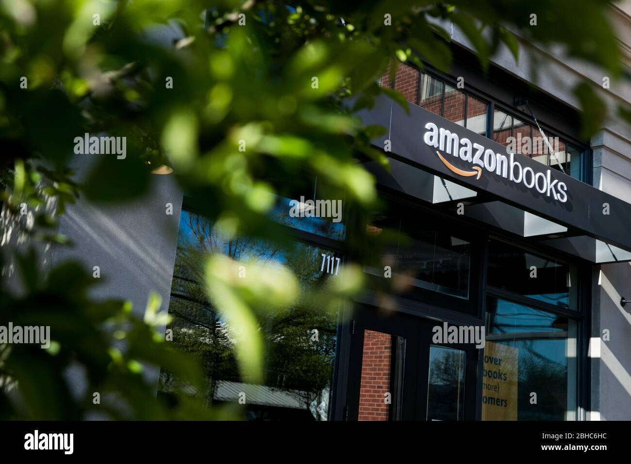 Ein Logo-Schild außerhalb eines Amazon Books Einzelhandelsgeschäft Standort in Bethesda, Maryland am 22. April 2020. Stockfoto