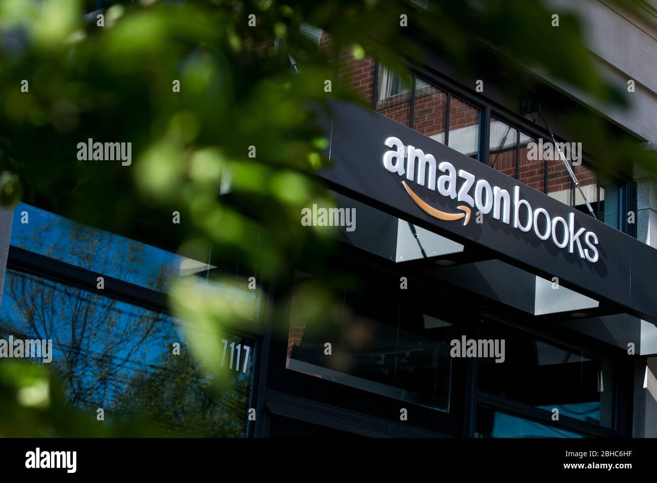 Ein Logo-Schild außerhalb eines Amazon Books Einzelhandelsgeschäft Standort in Bethesda, Maryland am 22. April 2020. Stockfoto