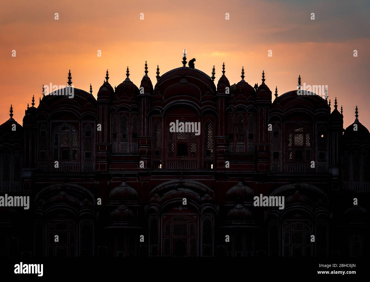 Silhouette von Hawa Mahal Palast mit Affe bei Sonnenuntergang, Jaipur, Rajasthan, Indien Stockfoto