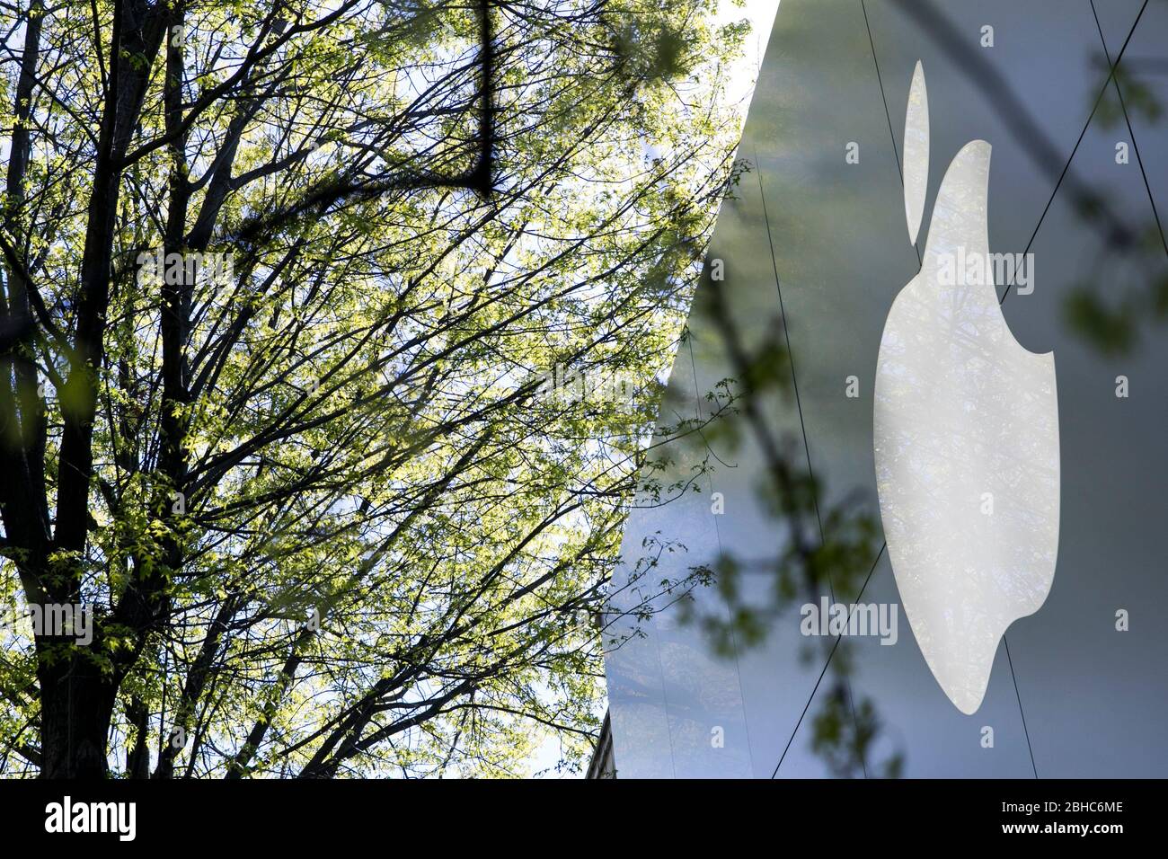 Ein Logo-Schild vor einem Apple Store Standort in Bethesda, Maryland am 22. April 2020. Stockfoto