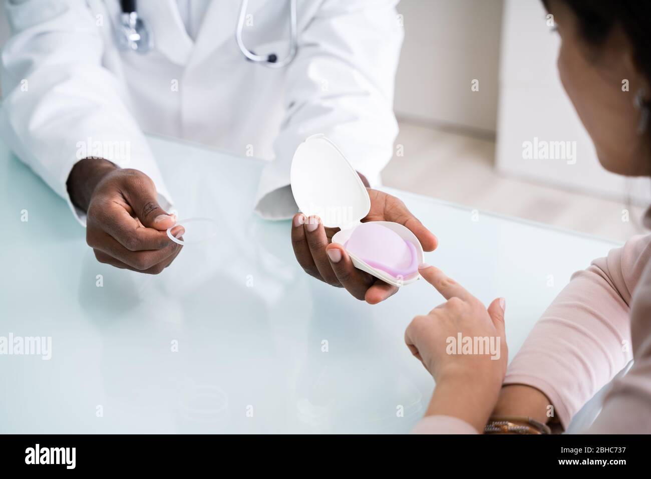 Frauenarzt Consulting Frau auf Membran Verhütung und Geburtenkontrolle Methode Stockfoto