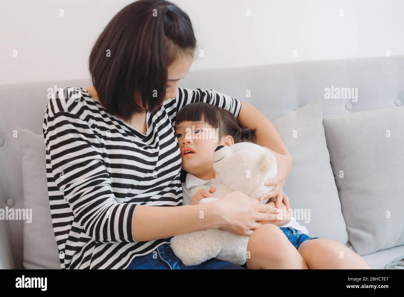 Mutter tröstet ihre traurige Tochter. Mutter tröstet ihre Tochter. Stockfoto