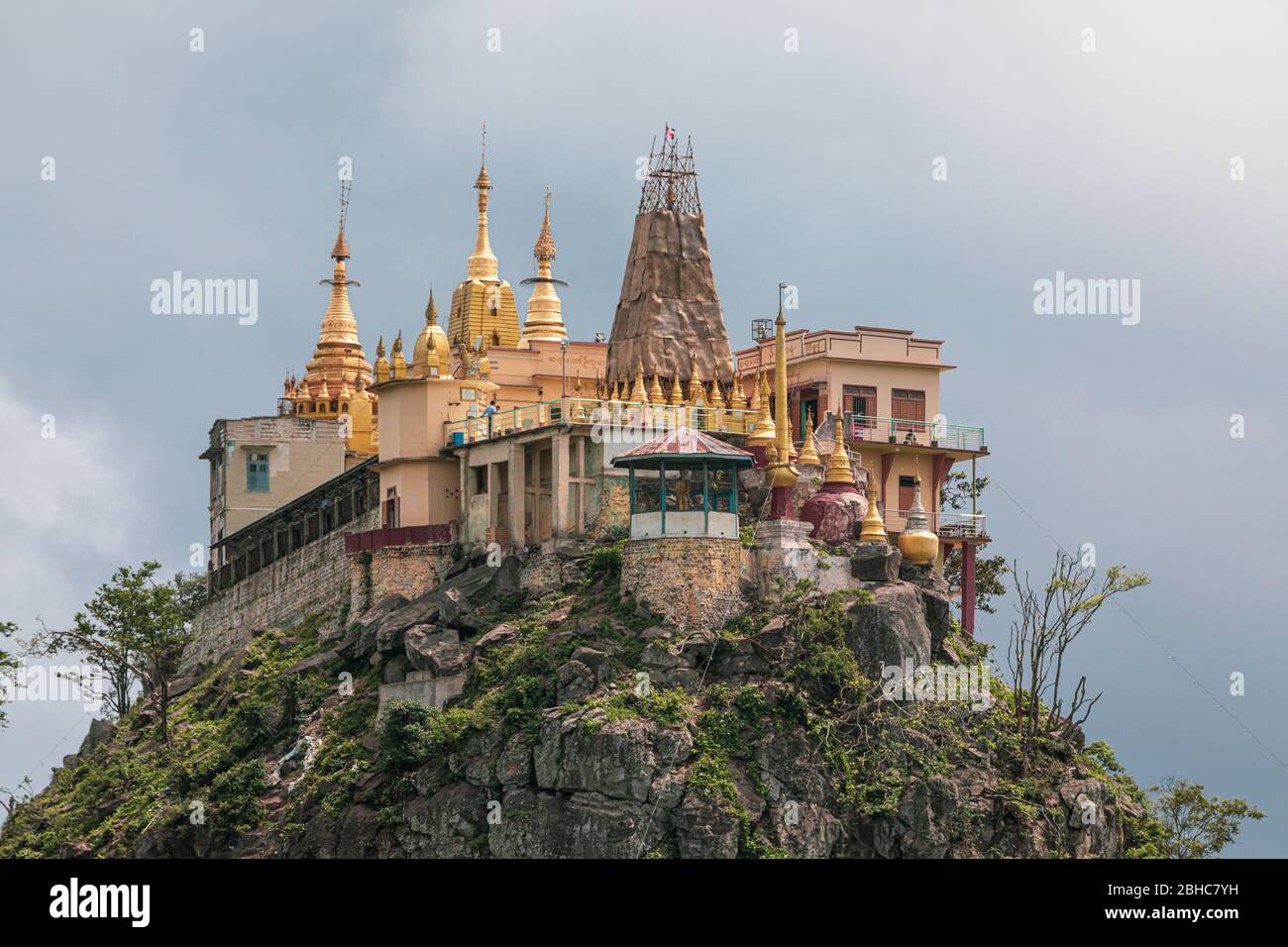 Kyaukpadaung, Mandalay Region, Myanmar. 26. Juli: 2019: Kloster Mont Popa. Mount Popa ist ein erloschenen Vulkan 1518 Meter. Am besten bekannt als eine Pilgerfahrt Stockfoto