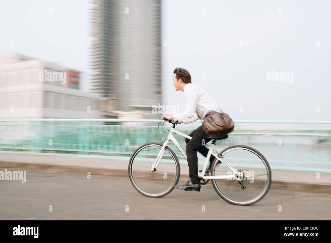 Verschwommenes Bild von Asiaten, die auf dem Fahrrad unterwegs sind, in der Stadt mit Geschwindigkeit und hipperstem, trendigen Transport Stockfoto