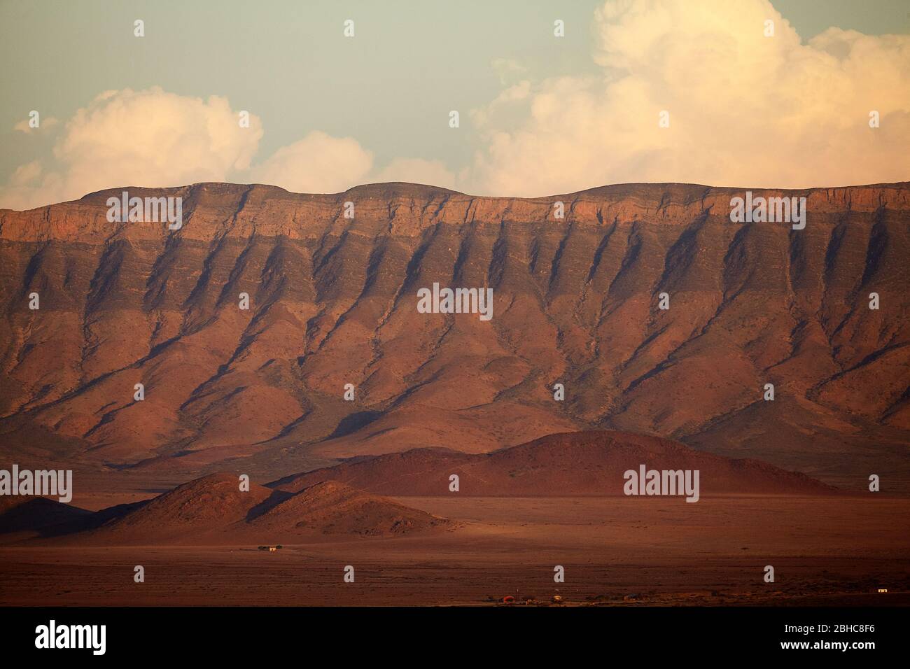 Blick auf die Berge des späten Lichts von oben auf einem Felsen Koppie über Desert Camp, Sesriem, Namib Wüste, Namibia, Afrika Stockfoto