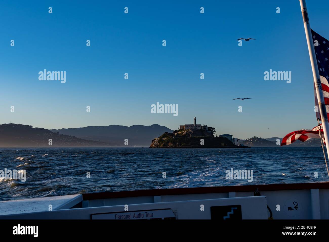 Blick auf das Gefängnis von Alcatraz Island während einer Fahrt mit der Fähre von der San Francisco Bay in den USA Stockfoto