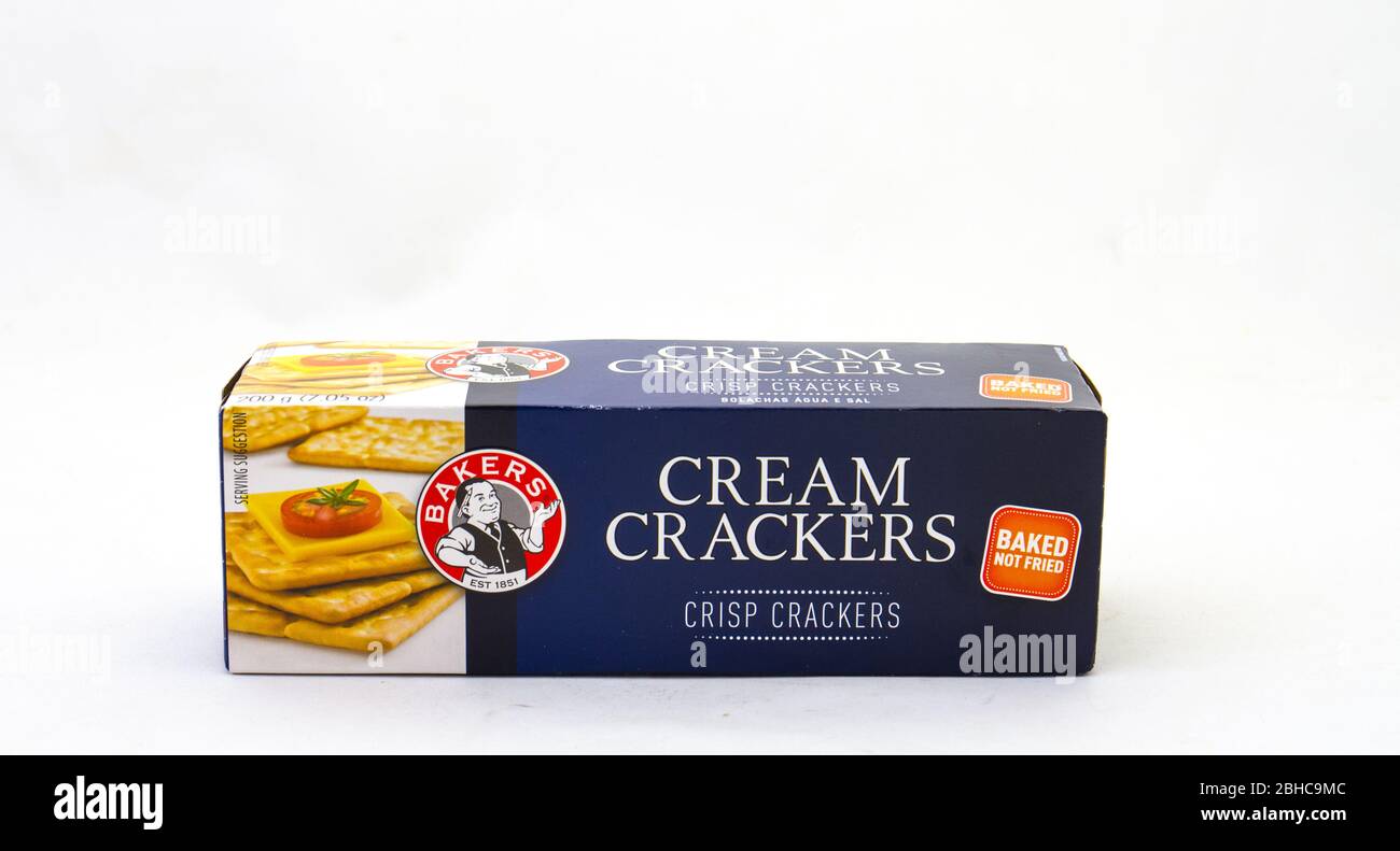 Alberton, Südafrika - ein Päckchen Bakers Crisp Cream Cracker isoliert auf einem klaren Hintergrundbild mit Kopierraum im horizontalen Format Stockfoto