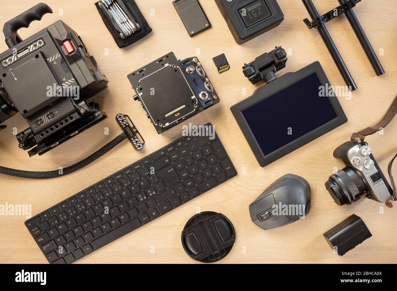Direkt über Aufnahme von Computerteilen und Fotoausrüstung auf dem Tisch Stockfoto