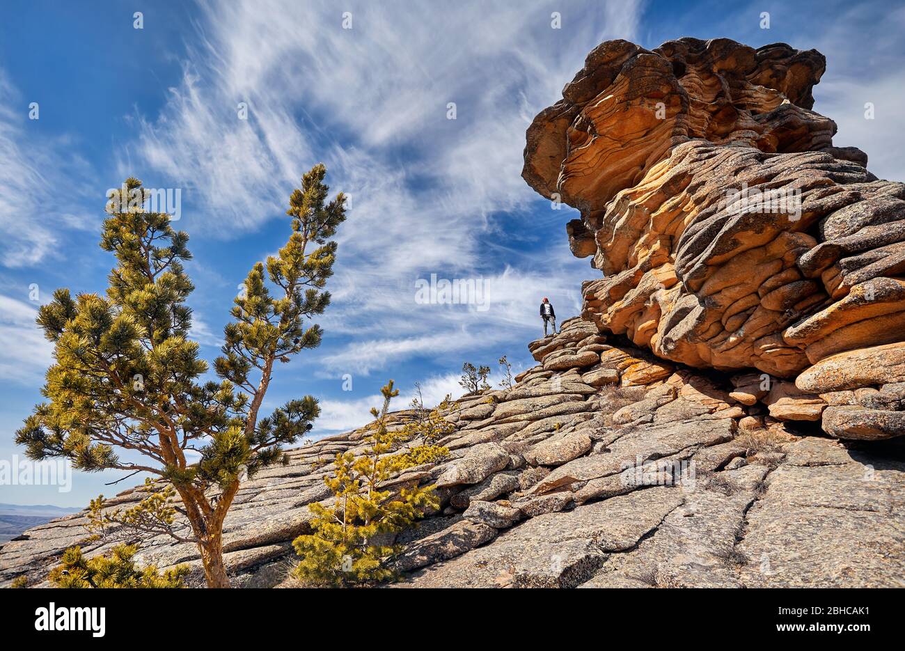 Kleine person im wunderschönen Rocky Mountains des Karkaraly durch Wald von National Park im Zentrum von Kasachstan umgeben Stockfoto