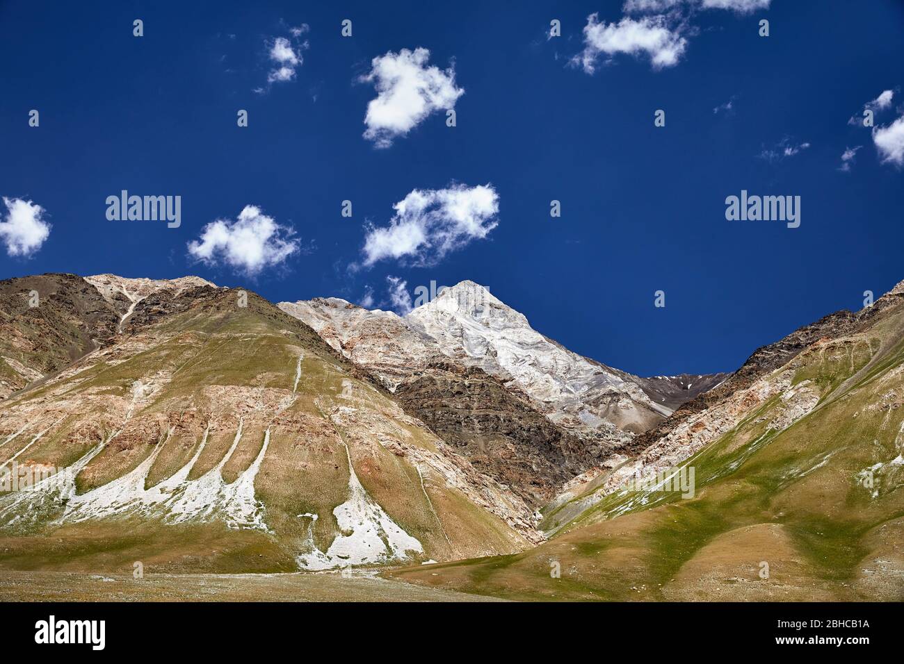 Schöne Landschaft von Mountain Valley bei Sonnenaufgang bewölkter Himmel der Terskey Alatau in Kirgisistan Stockfoto