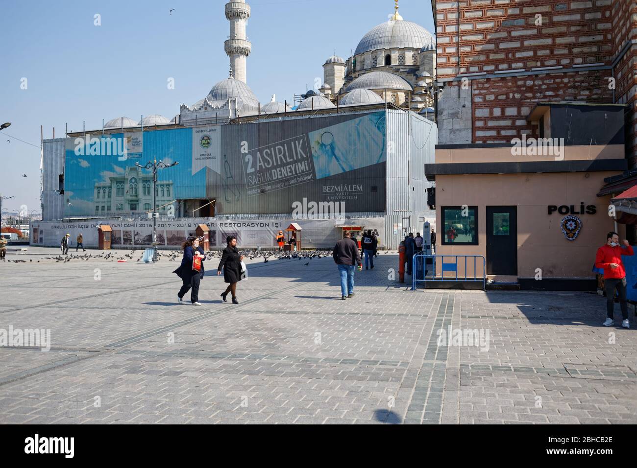 Leerer Eminonu-Platz, Blaue Moschee und Polizeistation wegen der Einschränkungen der Corona-Virus-Epidemie und der Sperrmaßnahmen. Stockfoto