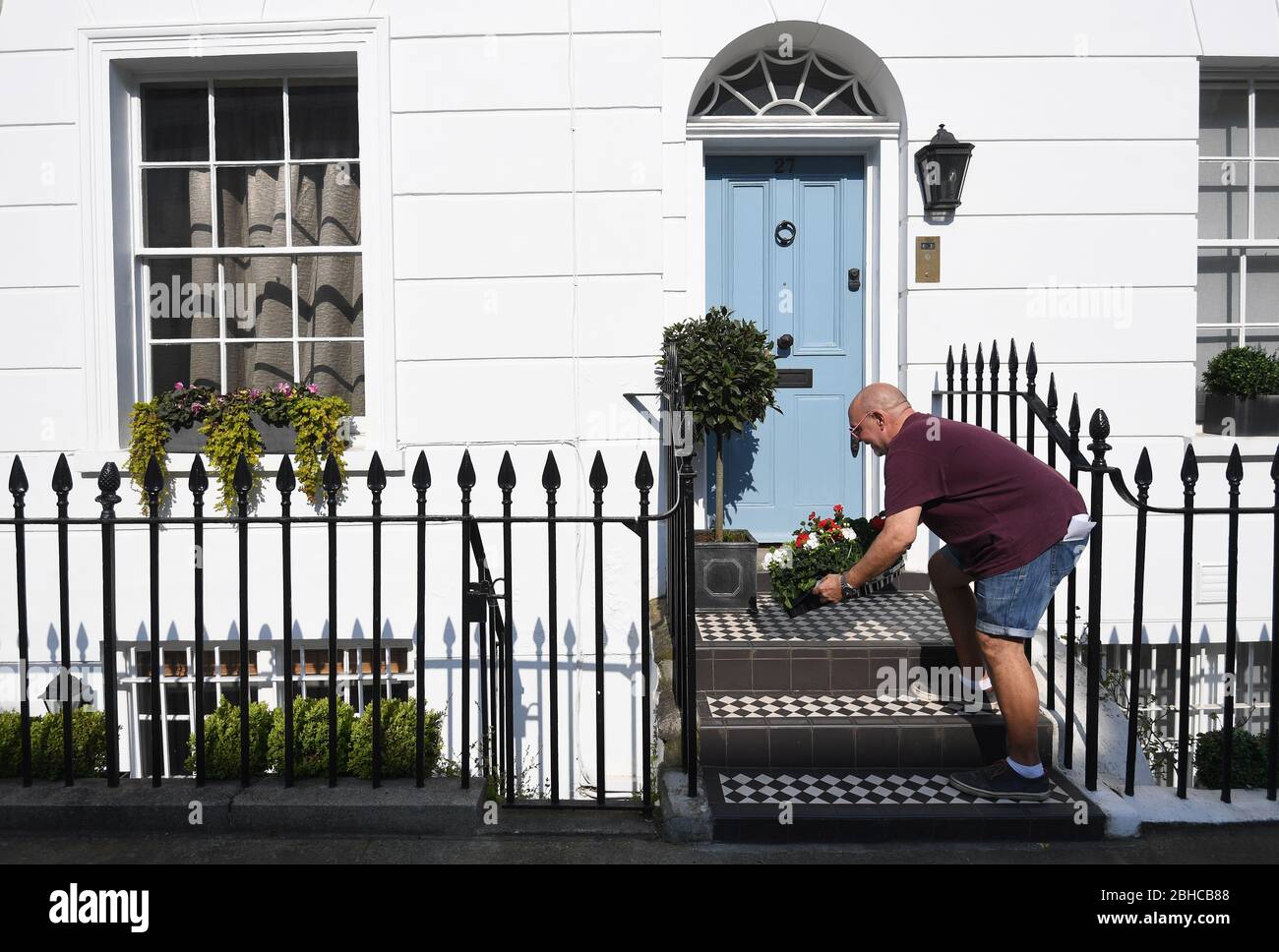 Battersea Flower Station Gardener Jules ward liefert Anlagen an einen Kunden in Chelsea, London. Stockfoto