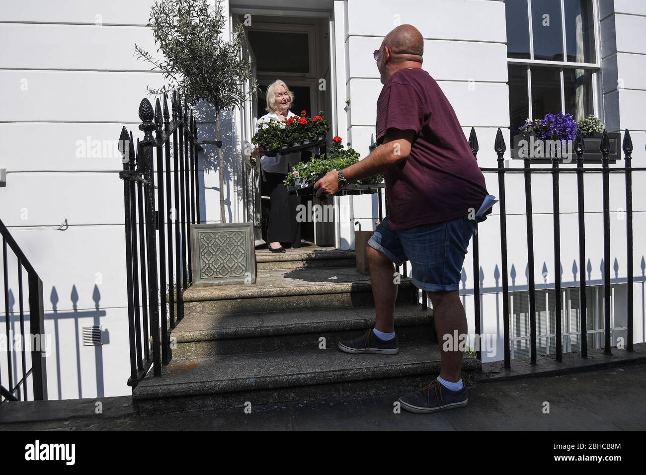 Battersea Flower Station Gardener Jules ward liefert Pflanzen an eine Kundin Anne in Chelsea, London. Stockfoto