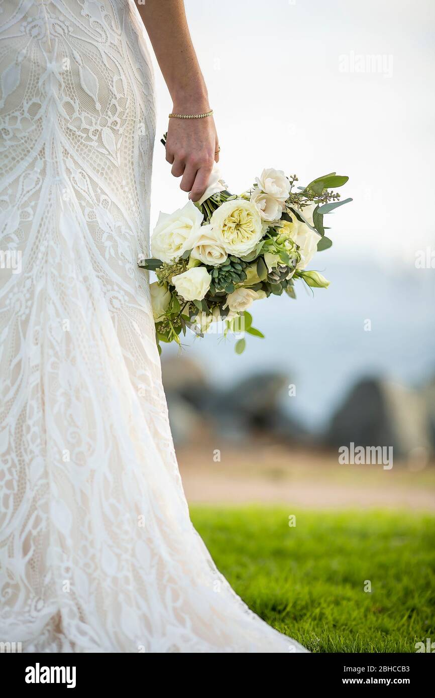 Posiert Braut in einer Outdoor-Umgebung mit ihrem Blumenstrauß Stockfoto