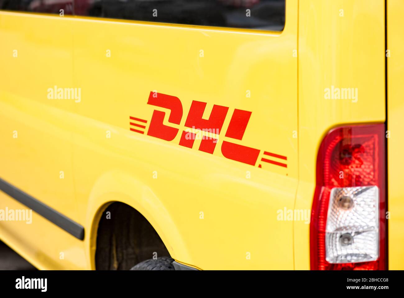 BERLIN - APR 23: Gelbes DHL Logo auf DHL LKW in Berlin am 23. April. 2020 in Deutschland Stockfoto