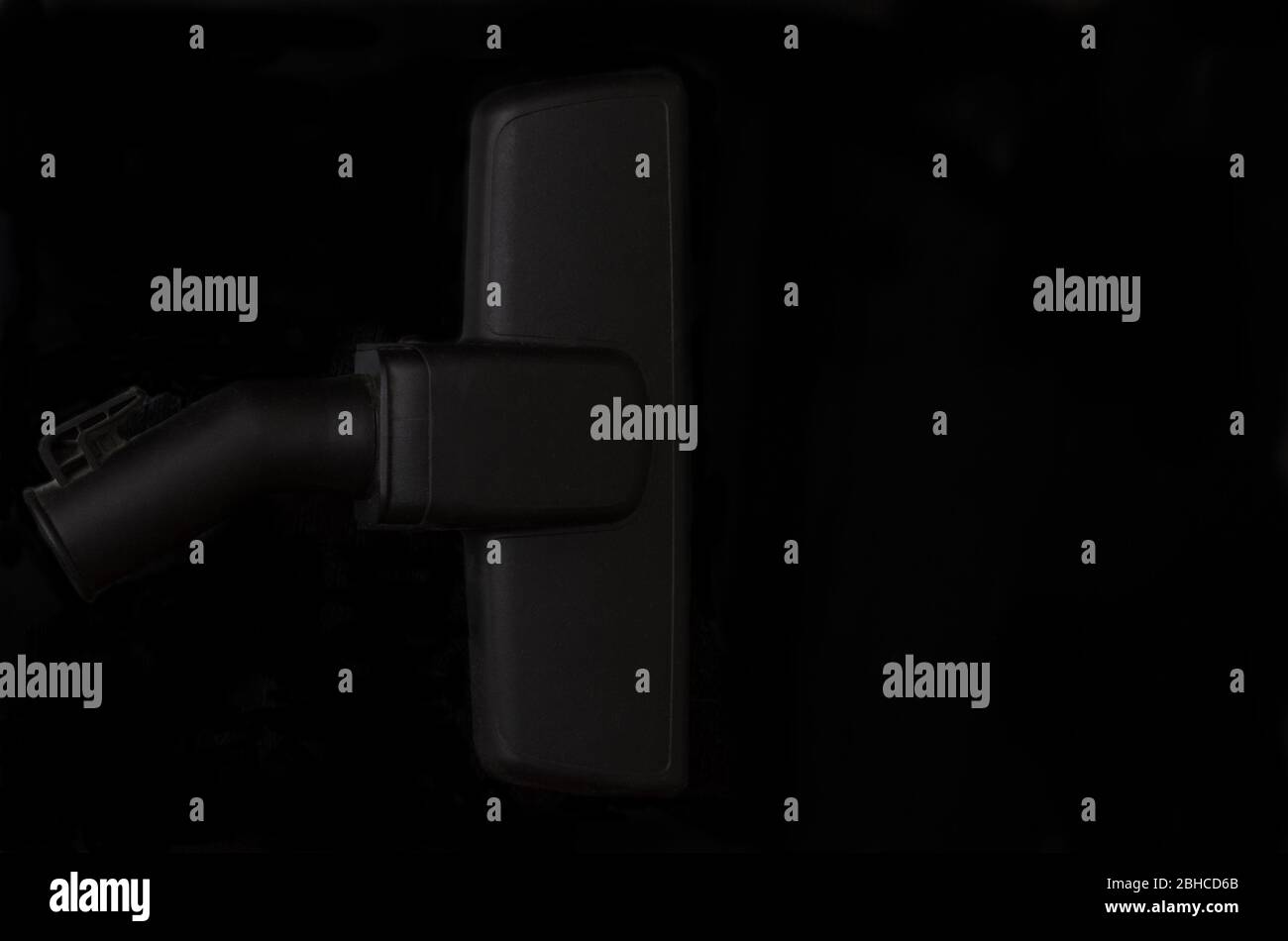 Staubsauger Bürste om schwarzen Hintergrund.Minimalictic schwarzen Reinigungselement. Stockfoto