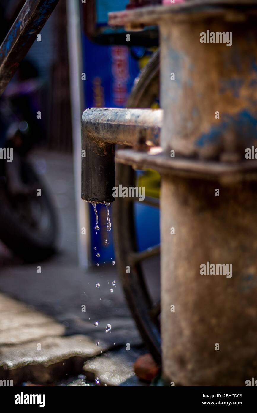 Handpumpe zum Ziehen unter Grundwasser in indien. Verwenden der manuellen Wasserpumpe auf der Straße. Wasser undicht aus Hand Wasserpumpe in indien. Speichern Sie Grundwasser. Stockfoto