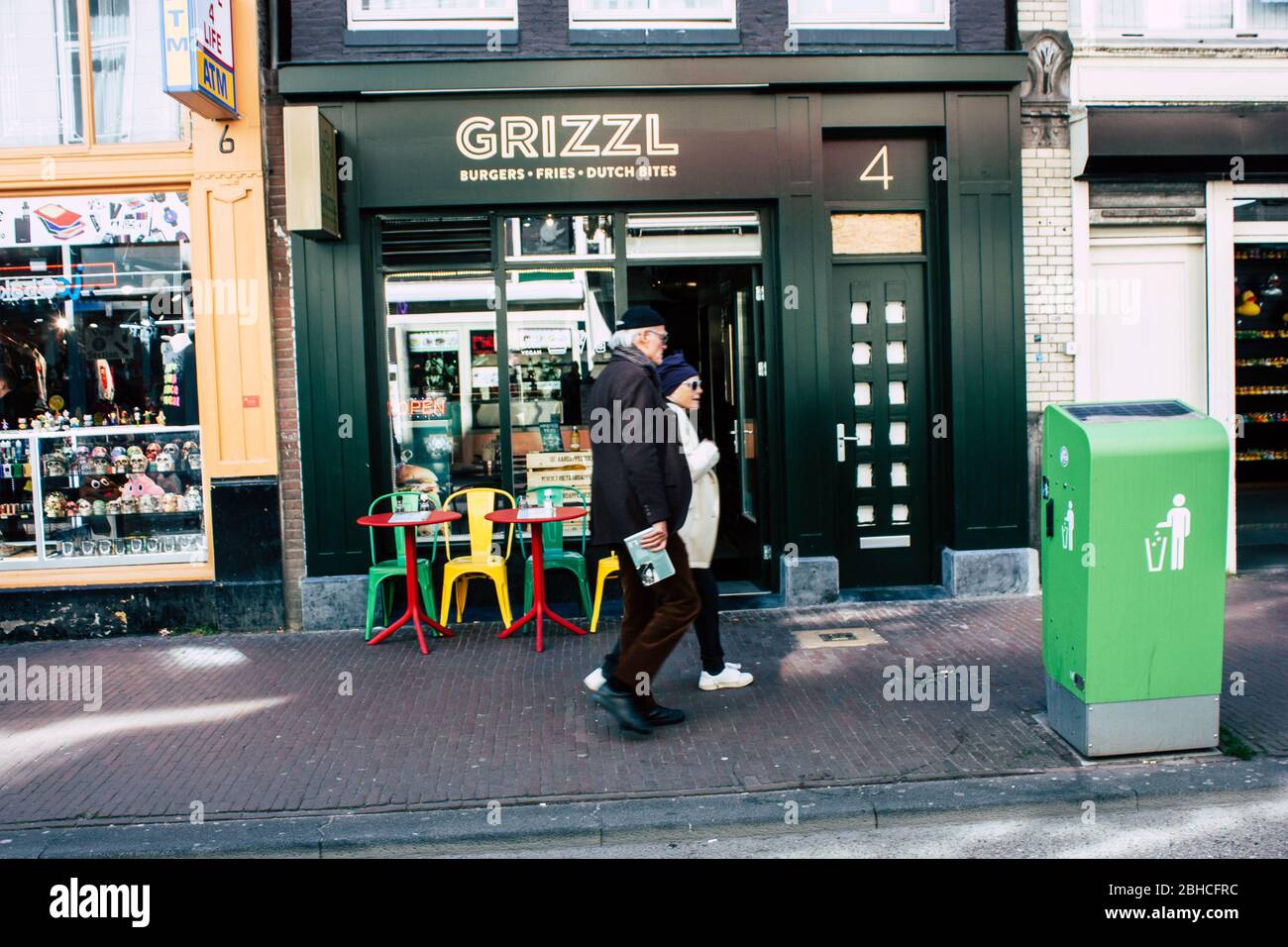 Amsterdam Niederlande April 10, 2019 Blick auf unbekannte Holländer, die abends in der Nieuwe Hoogstraat in Amsterdam spazieren gehen Stockfoto