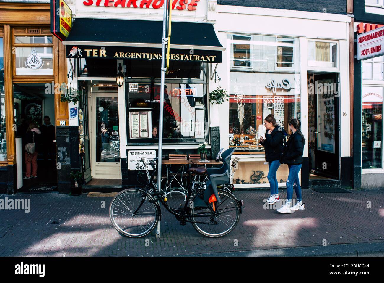 Amsterdam Niederlande April 10, 2019 Blick auf unbekannte Holländer, die abends in der Nieuwe Hoogstraat in Amsterdam spazieren gehen Stockfoto