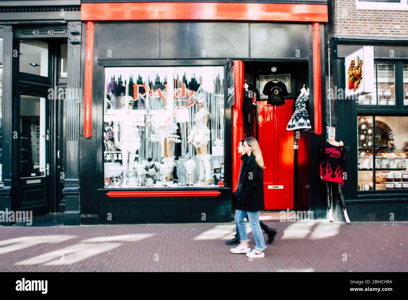 Amsterdam Niederlande April 10, 2019 Blick auf unbekannte Holländer, die abends in der Nieuwe Hoogstraat in Amsterdam spazieren gehen Stockfoto