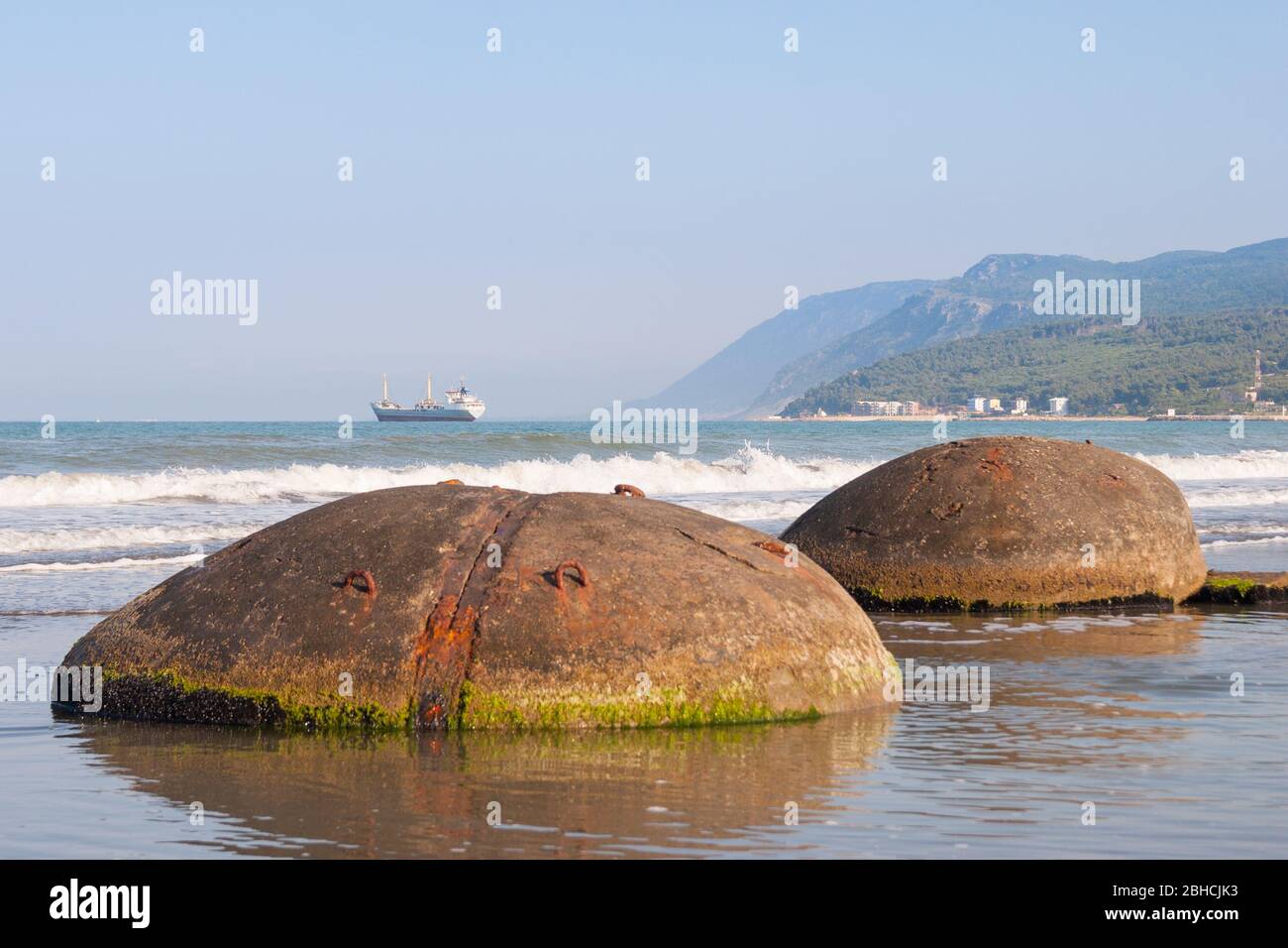 Bunker am Strand von albanien, in der Nähe von Durres Stockfoto