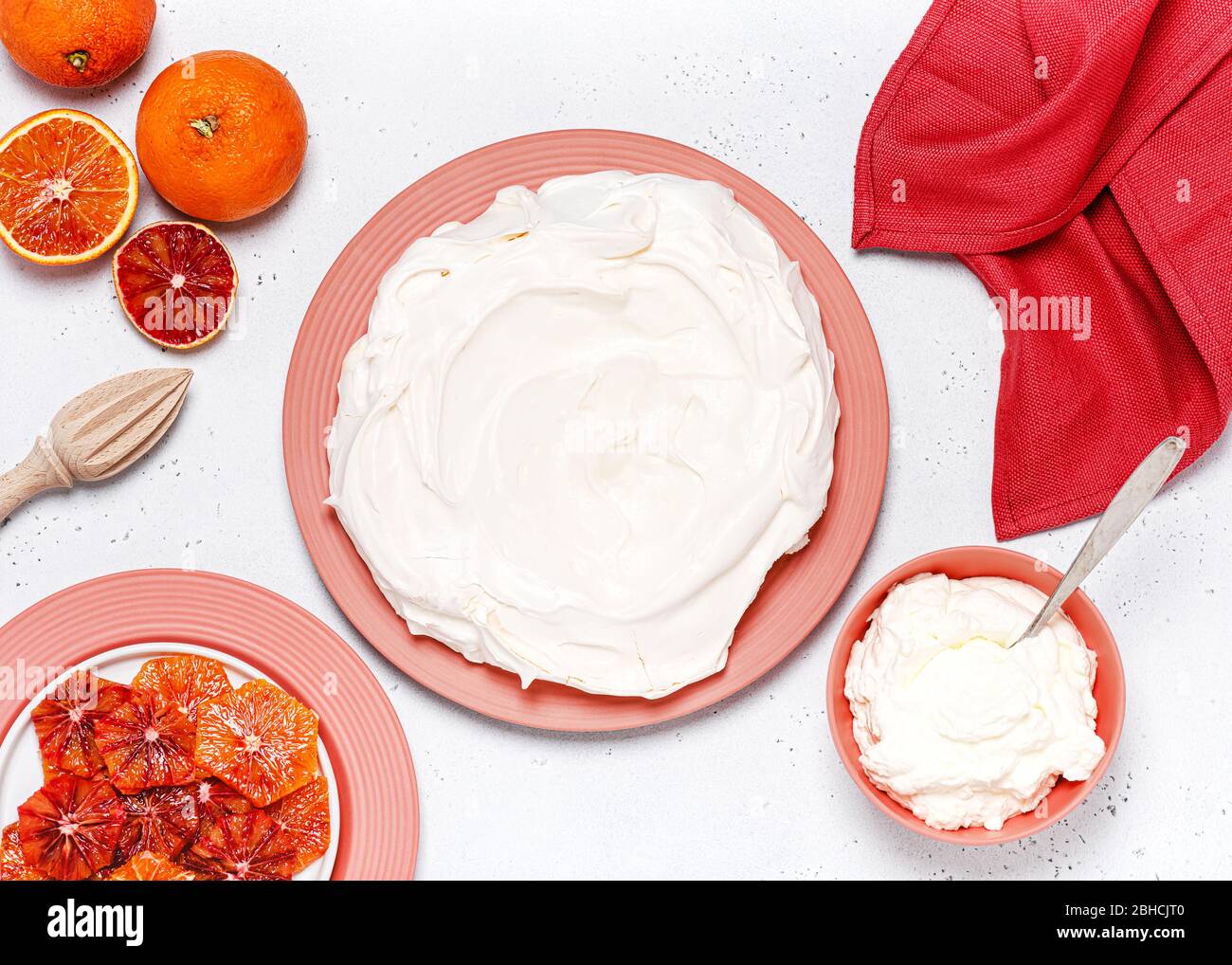 Hausgemachte Baiser-Schale mit Schlagsahne und frischen Blutorange-Scheiben. Schritt für Schritt Rezept von Pavlova Kuchen. Draufsicht. Stockfoto