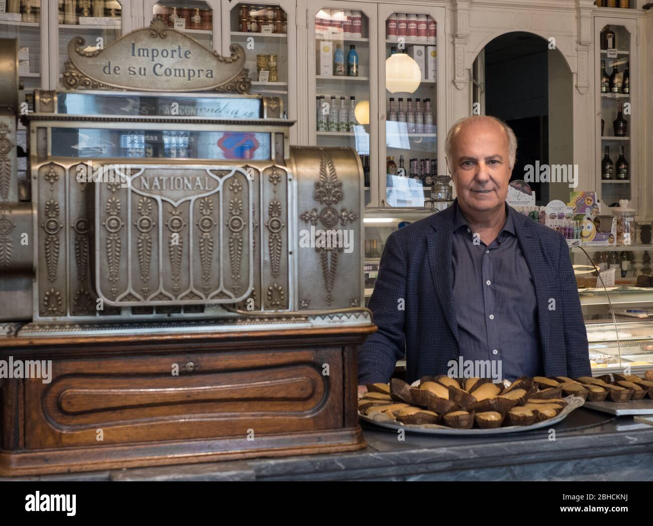 Don Camilo zeigt seine hausgemachten Carbayones in der traditionellen Konditorei Camilo de Blas in Oviedo, Asturien, Nordspanien Stockfoto