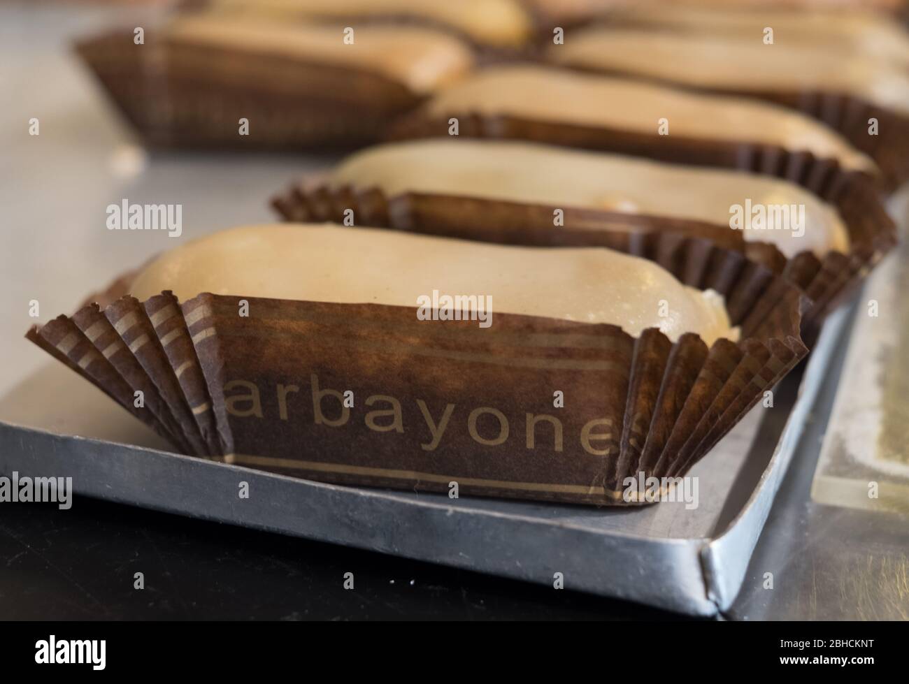 Carbayones im Verkauf in Camilo de Blas traditionelle Konditorei in Oviedo, Asturien, Nordspanien Stockfoto