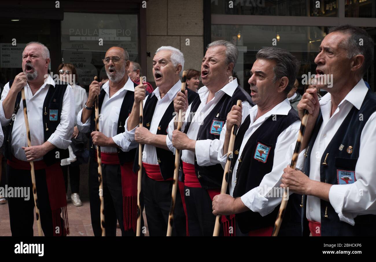 Männerchor in traditioneller Kleidung in Oviedo, Asturien, Nordspanien Stockfoto