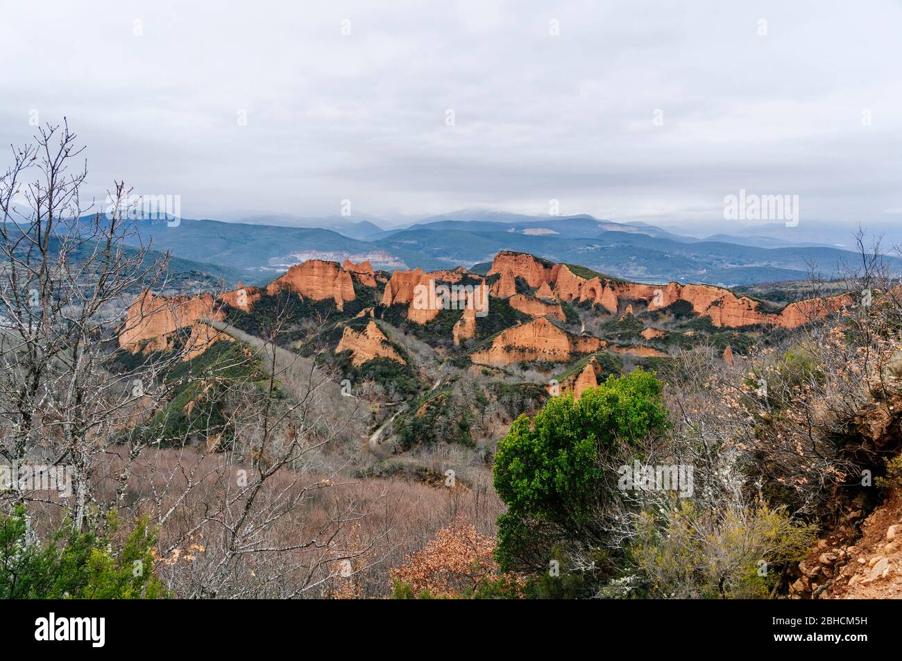 Las Medulas, Ponferrada, El Bierzo, Castilla y León, Spanien. Panoramablick auf die bergige Landschaft von rötlichen Sand des römischen Tagebau Gold min Stockfoto