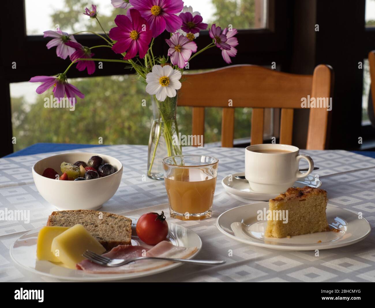 Frühstück im familiengeführten Hotel Posada del Valle in Collía, in der Nähe von Arriondas, in Asturien, Nordspanien Stockfoto