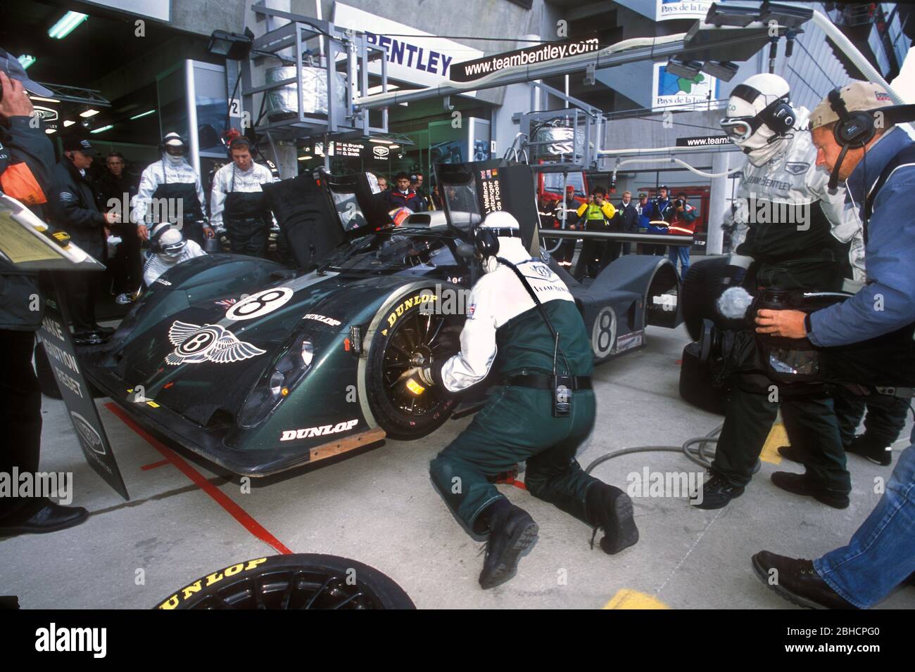 Bentley Speed 8 Nummer 8 in der Box bei Nacht beim 24-Stunden-Rennen von Le Mans 2001 Stockfoto