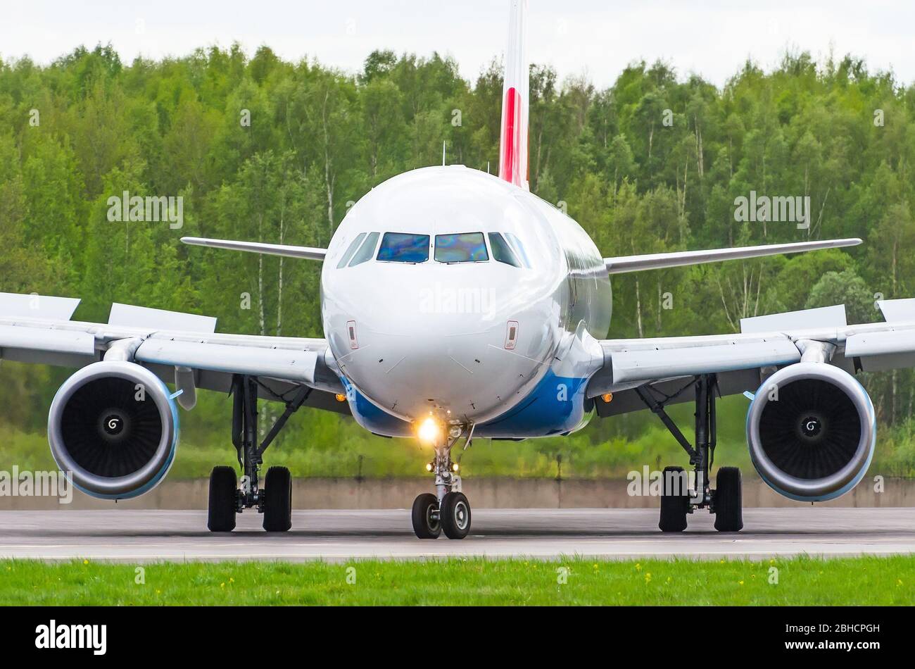 Flugzeugansicht vom vorderen Cockpit Rumpf am Flughafen. Stockfoto