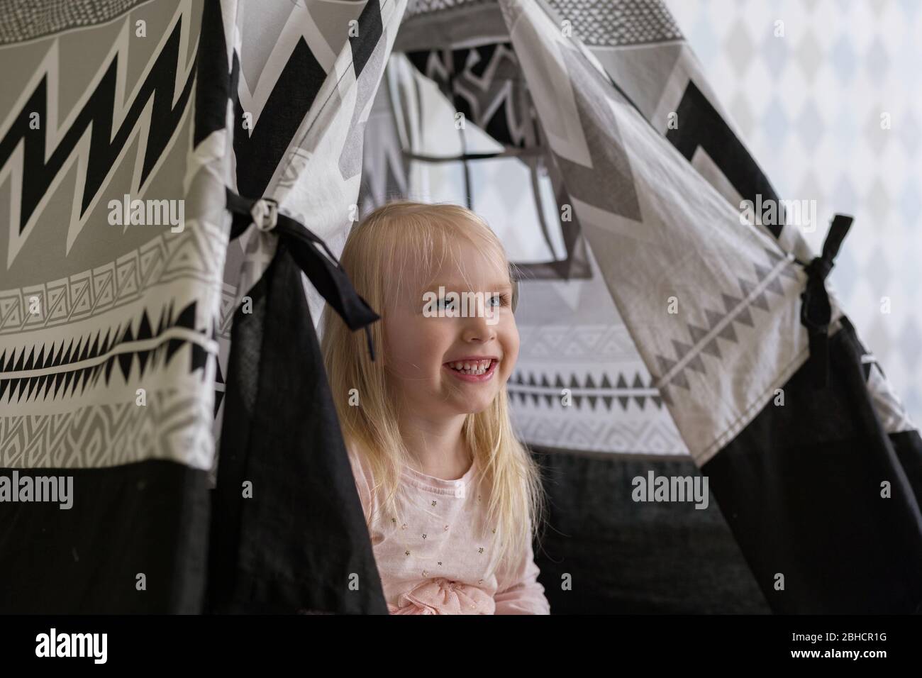 Porträt von glücklichen 3-jährige Kleinkind Mädchen lächelnd, während sie in Kinder spielen Zelt Stockfoto