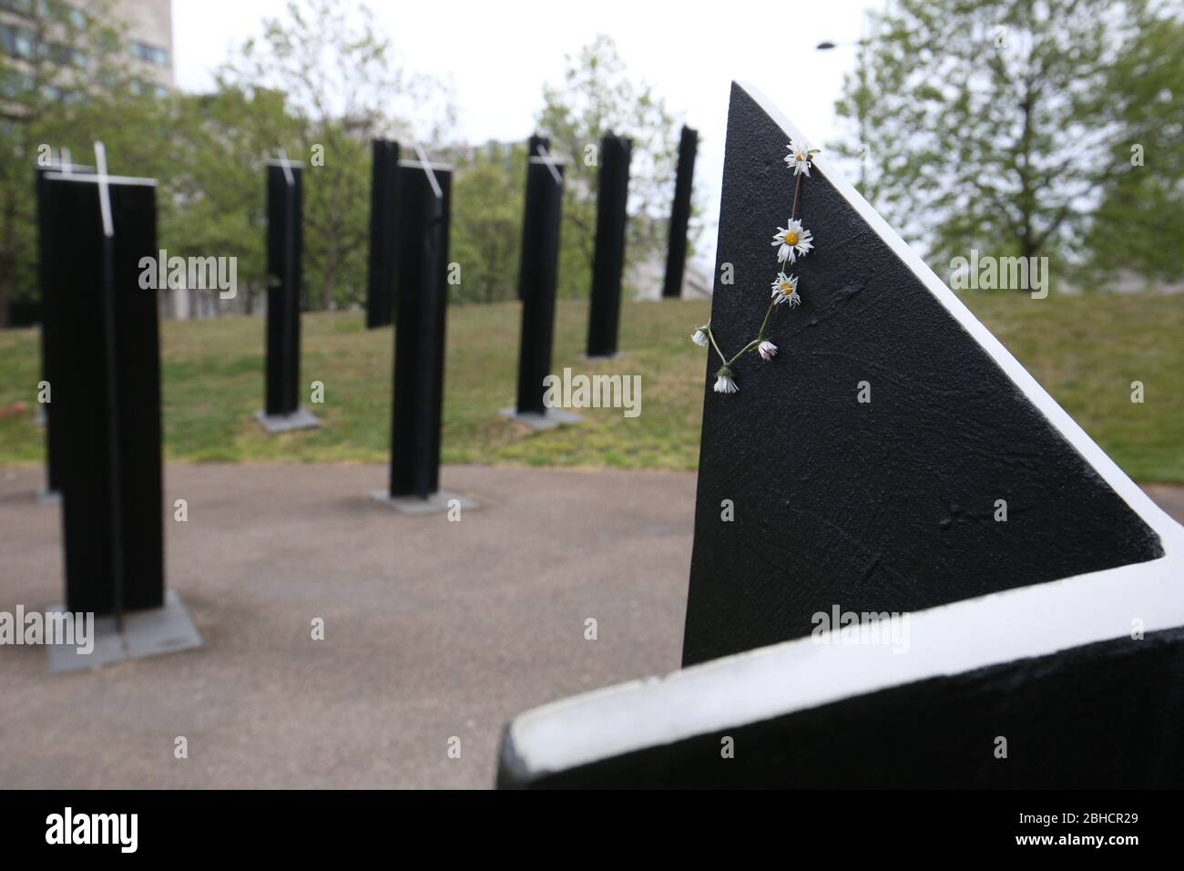 Eine Daisy Chain am New Zealand war Memorial im Zentrum von London am Anzac Day, der an den Jahrestag des Starts des Ersten Weltkriegs in Gallipoli erinnert und ein nationaler Gedenktag für Australien und Neuseeland ist. Stockfoto